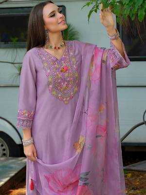 Women Floral Embroidered Regular Thread Work Kurta with Trousers & With Dupatta 7
