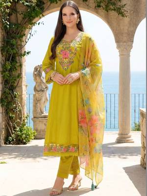 Women Floral Embroidered Regular Thread Work Kurta with Trousers & With Dupatta 1