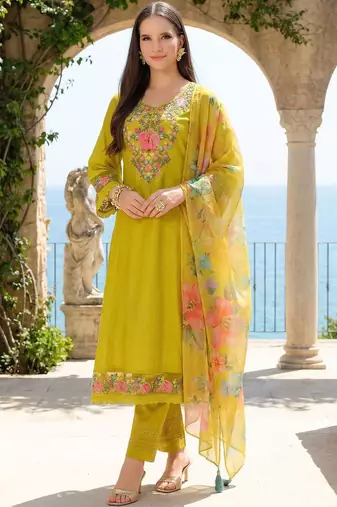 Women Floral Embroidered Regular Thread Work Kurta with Trousers & With Dupatta