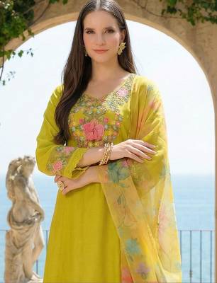 Women Floral Embroidered Regular Thread Work Kurta with Trousers & With Dupatta 2