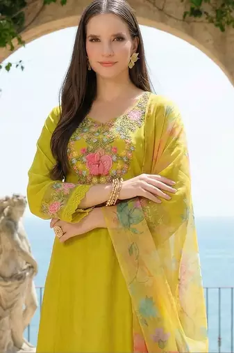 Women Floral Embroidered Regular Thread Work Kurta with Trousers & With Dupatta