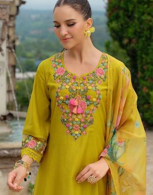 Women Floral Embroidered Regular Thread Work Kurta with Trousers & With Dupatta 3