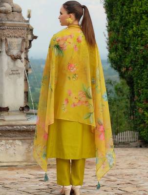 Women Floral Embroidered Regular Thread Work Kurta with Trousers & With Dupatta 6