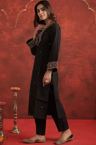 Women Ethnic Motifs Embroidered Regular Thread Work Liva Kurta with Trousers