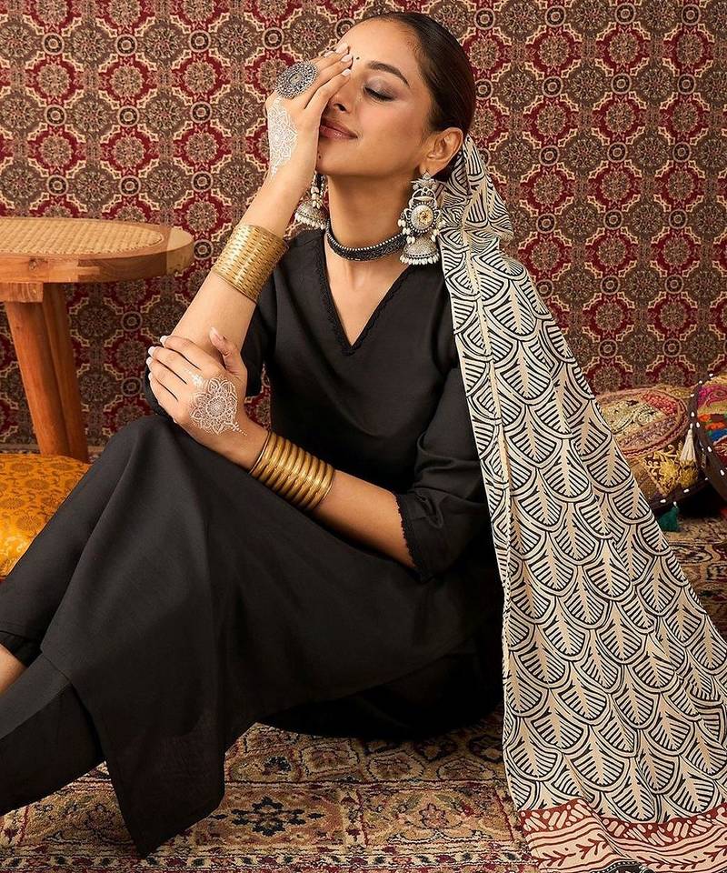 Women Ethnic Motifs Regular Kurta with Trousers & With Dupatta