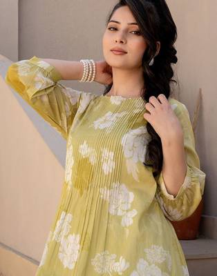Women Floral Printed Pleated Pure Cotton Kurta with Trousers 2