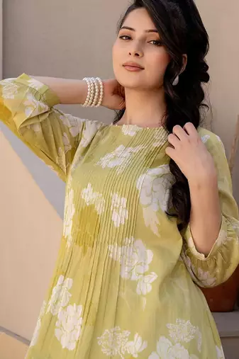 Women Floral Printed Pleated Pure Cotton Kurta with Trousers