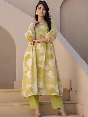 Women Floral Printed Pleated Pure Cotton Kurta with Trousers 3