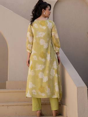 Women Floral Printed Pleated Pure Cotton Kurta with Trousers 4