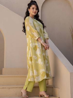 Women Floral Printed Pleated Pure Cotton Kurta with Trousers 5