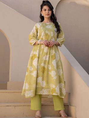 Women Floral Printed Pleated Pure Cotton Kurta with Trousers 6