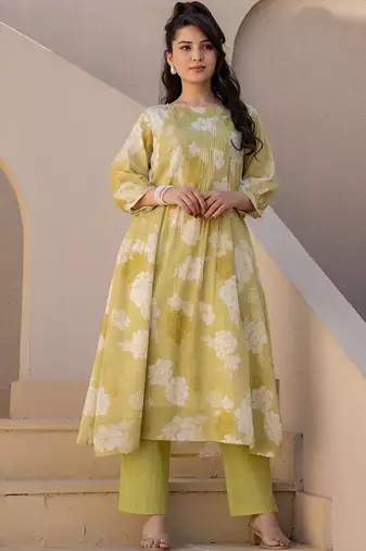 Women Floral Printed Pleated Pure Cotton Kurta with Trousers