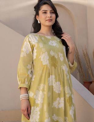 Women Floral Printed Pleated Pure Cotton Kurta with Trousers 7