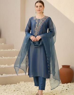 Women Floral Embroidered Regular Thread Work Liva Kurta with Trousers & With Dupatta 1