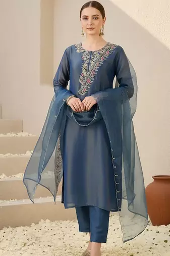 Women Floral Embroidered Regular Thread Work Liva Kurta with Trousers & With Dupatta