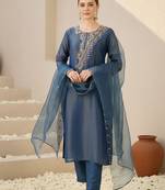 Women Floral Embroidered Regular Thread Work Liva Kurta with Trousers & With Dupatta