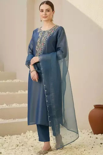 Women Floral Embroidered Regular Thread Work Liva Kurta with Trousers & With Dupatta