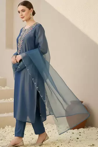 Women Floral Embroidered Regular Thread Work Liva Kurta with Trousers & With Dupatta