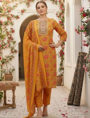 Women Floral Printed Regular Kurta with Trousers & With Dupatta 1