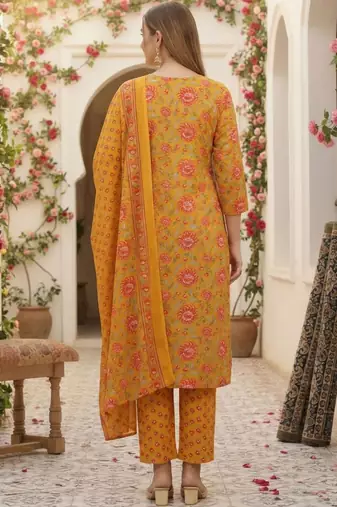 Women Floral Printed Regular Kurta with Trousers & With Dupatta