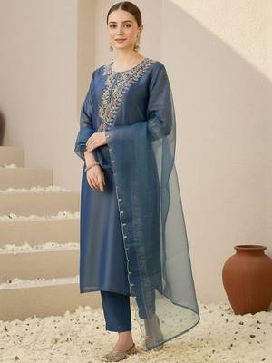 Women Floral Embroidered Regular Thread Work Liva Kurta with Trousers & With Dupatta 1
