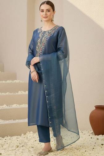Women Floral Embroidered Regular Thread Work Liva Kurta with Trousers & With Dupatta
