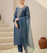 Women Floral Embroidered Regular Thread Work Liva Kurta with Trousers & With Dupatta