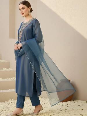 Women Floral Embroidered Regular Thread Work Liva Kurta with Trousers & With Dupatta 2