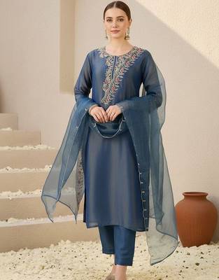 Women Floral Embroidered Regular Thread Work Liva Kurta with Trousers & With Dupatta 4