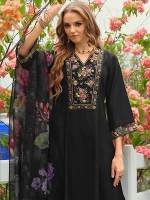 Women Floral Embroidered Regular Thread Work Liva Kurta with Trousers & With Dupatta 4