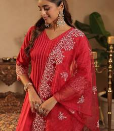 Women Ethnic Motifs Embroidered Pleated Thread Work Kurta with Trousers & With Dupatta