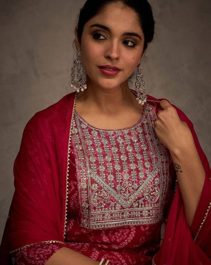Women Ethnic Motifs Embroidered Regular Thread Work Kurta with Trousers & With Dupatta