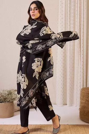 Women Floral Printed Regular Thread Work Chanderi Silk Kurta with Trousers & With Dupatta