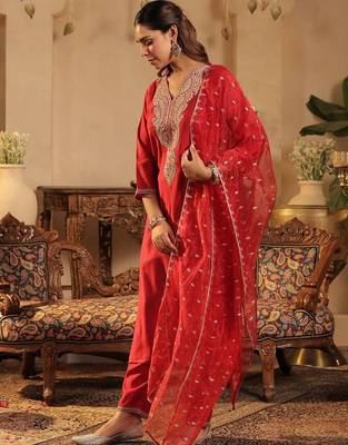 Women Ethnic Motifs Embroidered Regular Thread Work Liva Kurta with Trousers & With Dupatta 3
