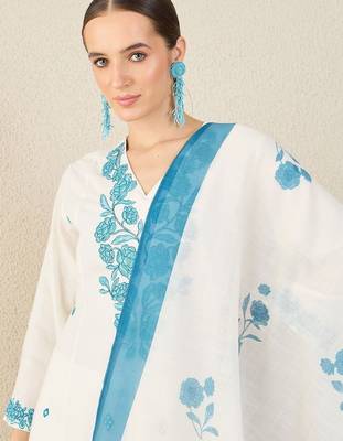Women Floral Embroidered Regular Thread Work Kurta with Trousers & With Dupatta 3