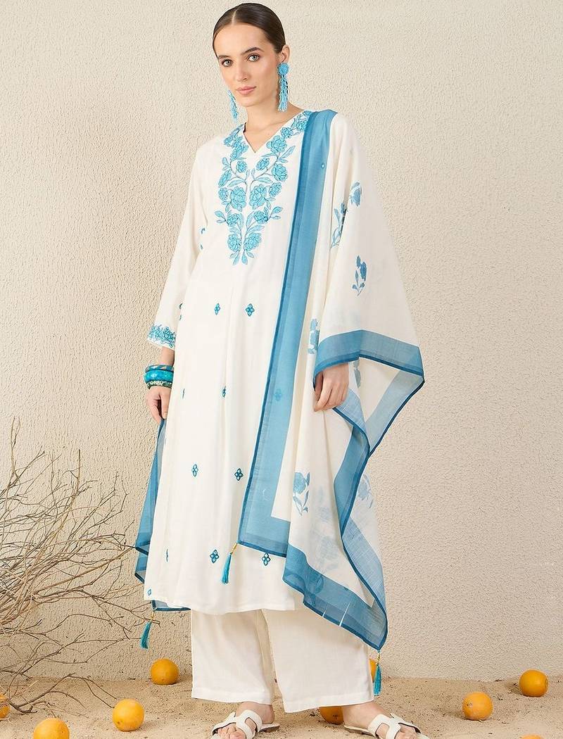 Women Floral Embroidered Regular Thread Work Kurta with Trousers & With Dupatta