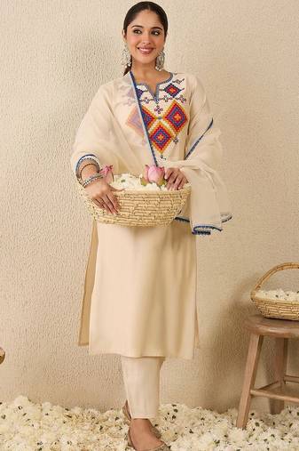 Women Ethnic Motifs Embroidered Regular Thread Work Liva Kurta with Trousers & With Dupatta