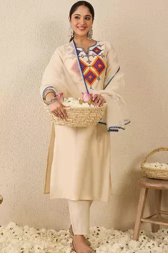 Women Ethnic Motifs Embroidered Regular Thread Work Liva Kurta with Trousers & With Dupatta