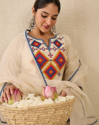 Women Ethnic Motifs Embroidered Regular Thread Work Liva Kurta with Trousers & With Dupatta 2