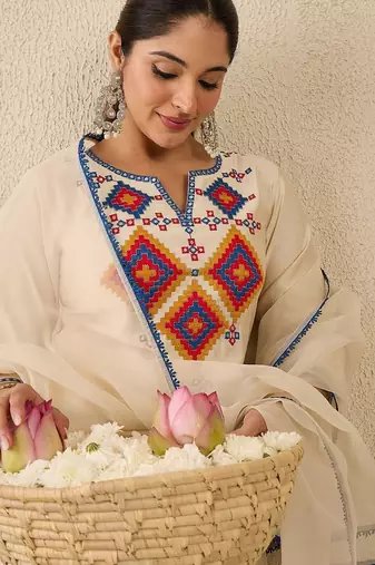 Women Ethnic Motifs Embroidered Regular Thread Work Liva Kurta with Trousers & With Dupatta