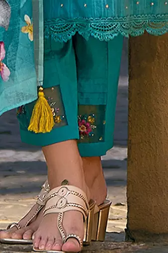 Women Regular Thread Work Pure Cotton Kurta with Trousers & With Dupatta