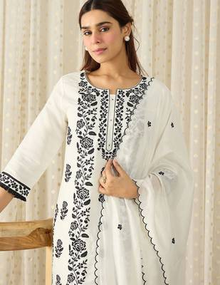 Women Floral Embroidered Regular Thread Work Kurta with Trousers & With Dupatta 2