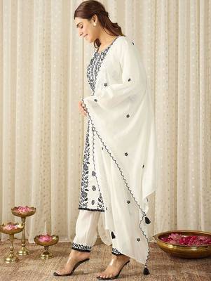 Women Floral Embroidered Regular Thread Work Kurta with Trousers & With Dupatta 3