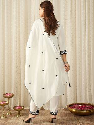 Women Floral Embroidered Regular Thread Work Kurta with Trousers & With Dupatta 5