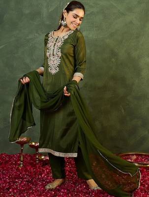 Women Ethnic Motifs Embroidered Regular Thread Work Kurta with Trousers & With Dupatta 3