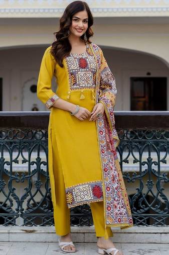 Women Ethnic Motifs Yoke Design Regular Thread Work Kurta with Trousers & With Dupatta