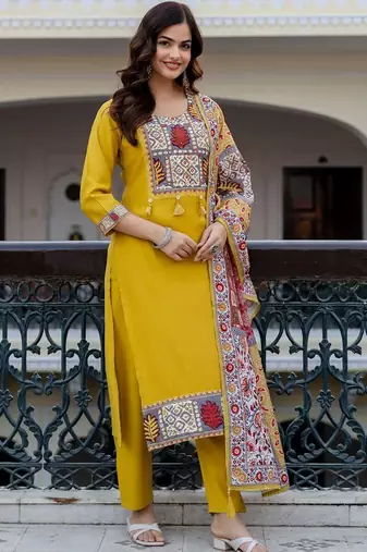 Women Ethnic Motifs Yoke Design Regular Thread Work Kurta with Trousers & With Dupatta