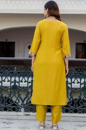 Women Ethnic Motifs Yoke Design Regular Thread Work Kurta with Trousers & With Dupatta