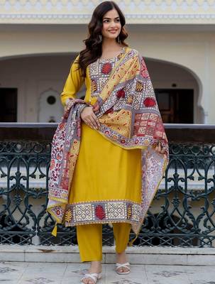 Women Ethnic Motifs Yoke Design Regular Thread Work Kurta with Trousers & With Dupatta 3