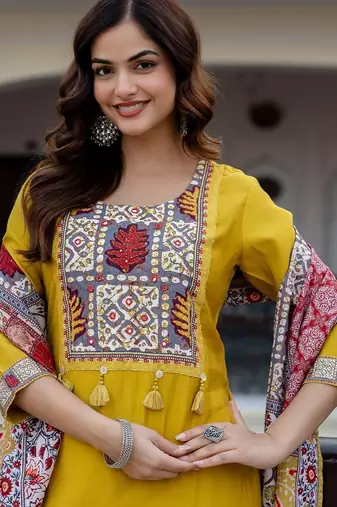 Women Ethnic Motifs Yoke Design Regular Thread Work Kurta with Trousers & With Dupatta
